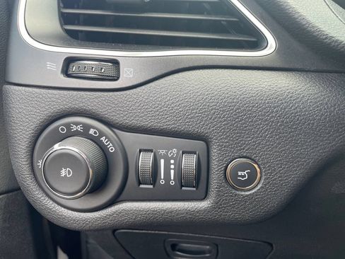 Used 2019 Jeep Cherokee Trailhawk AWD/4WD image 20