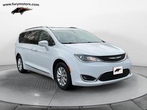 Used 2018 Chrysler Pacifica Touring-L image 1