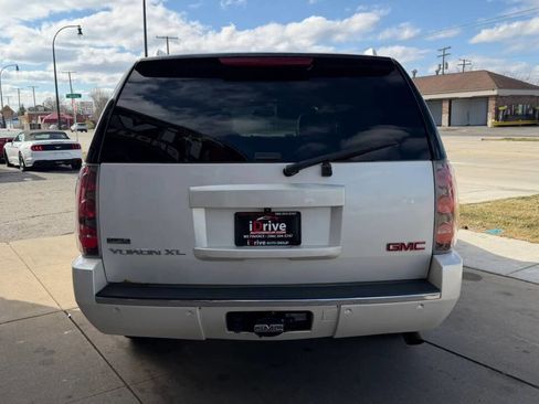Used 2011 GMC Yukon XL Denali image 3