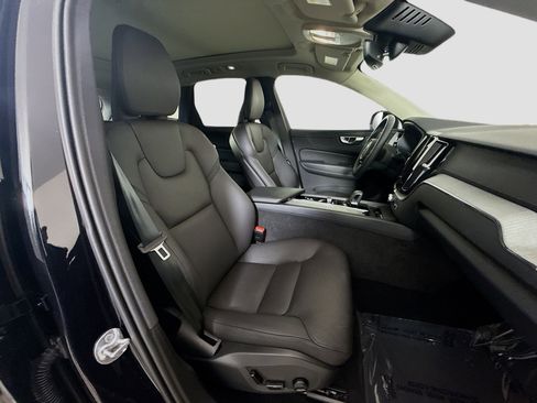 Used 2025 Volvo XC60 B5 Plus image 29