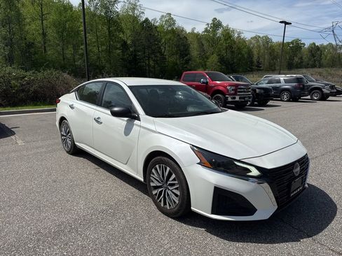 Used 2024 Nissan Altima 2.5 SV image 3