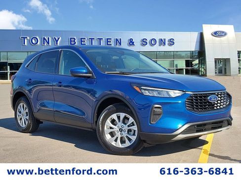 Used 2023 Ford Escape Active w/ Tech Pack #2 AWD/4WD image 1