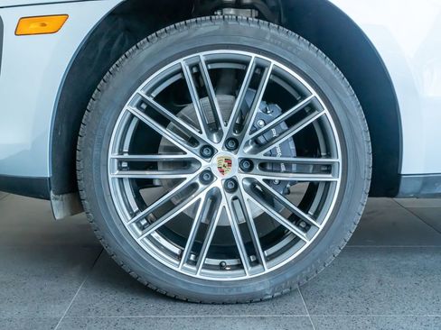 Certified 2026 Porsche Macan AWD/4WD image 11