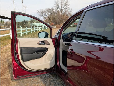 Used 2018 Chrysler Pacifica LX FWD image 9