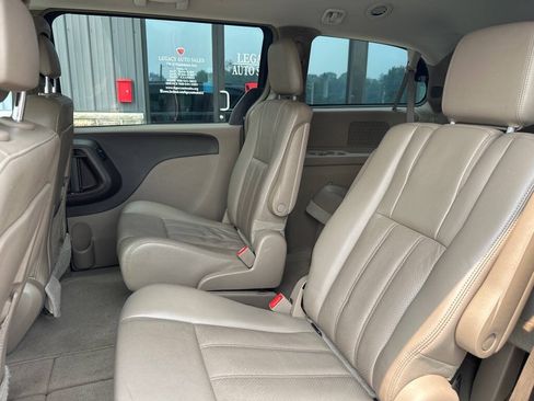 Used 2014 Chrysler Town & Country Touring FWD image 10