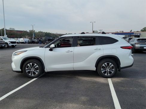 Used 2022 Toyota Highlander XLE image 14
