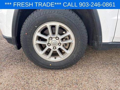 Used 2019 Jeep Grand Cherokee Laredo RWD image 5