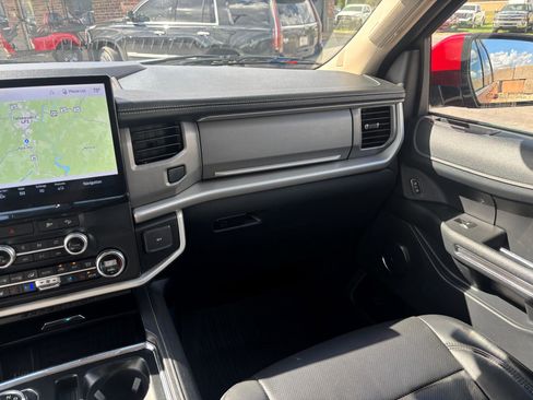 Used 2022 Ford Expedition Max XLT image 14