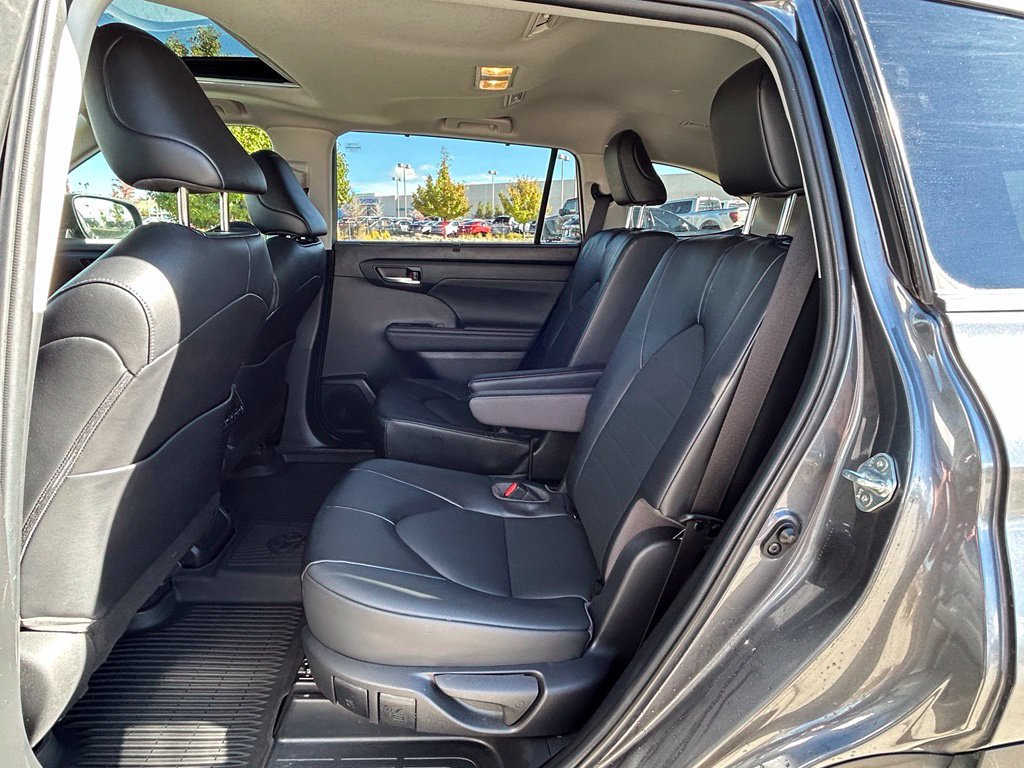 Used 2022 Toyota Highlander XLE FWD image 28
