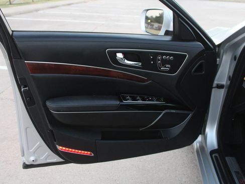 Used 2015 Kia K900 Luxury w/ VIP Package (Discontinued) RWD image 19