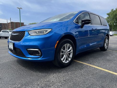 Used 2026 Chrysler Pacifica Select AWD/4WD image 11
