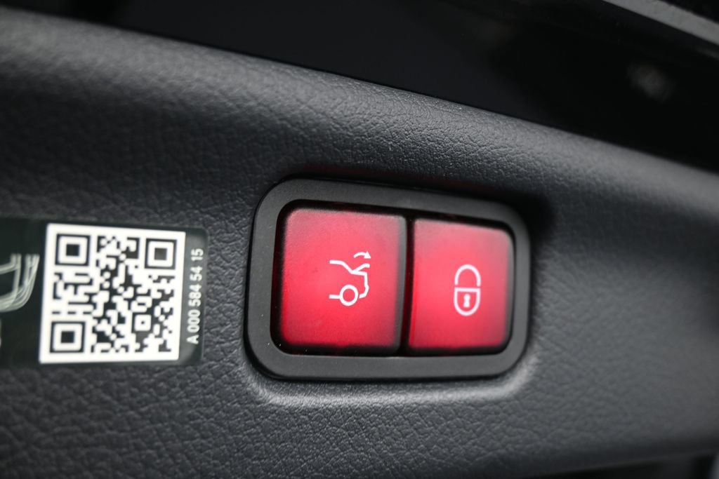 Used 2025 Mercedes-Benz C 300 Sedan image 41