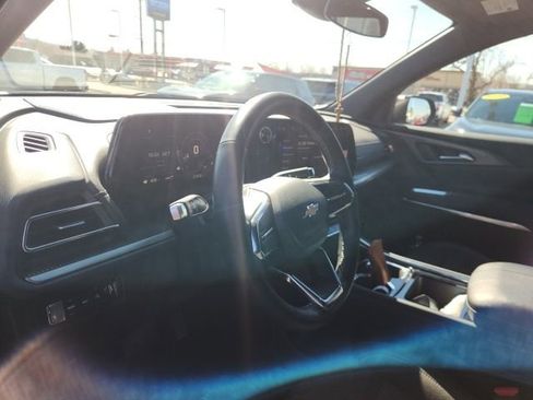 Used 2025 Chevrolet Traverse LT image 7