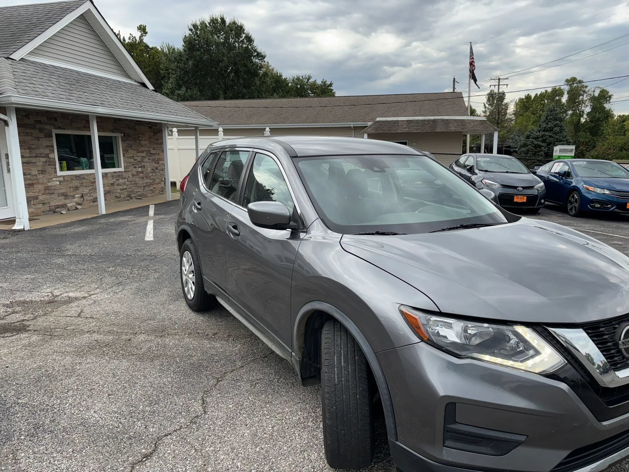 Used 2020 Nissan Rogue S FWD image 4