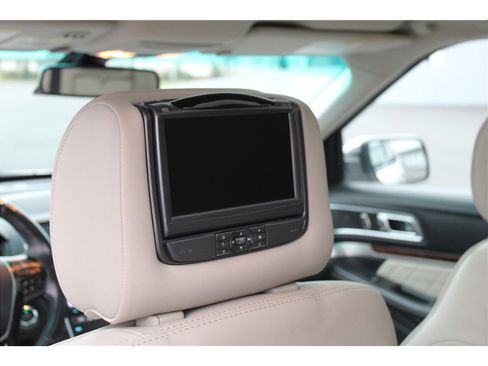 Used 2017 Ford Explorer Platinum image 13