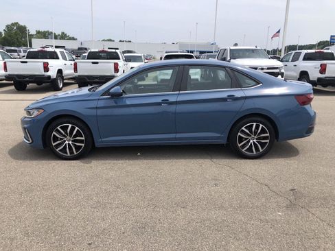 Used 2025 Volkswagen Jetta SE FWD image 3