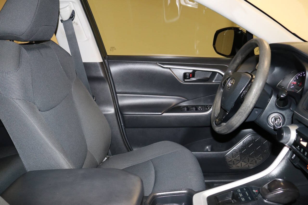 Used 2020 Toyota RAV4 LE w/ Carpet Mat Package AWD/4WD image 73