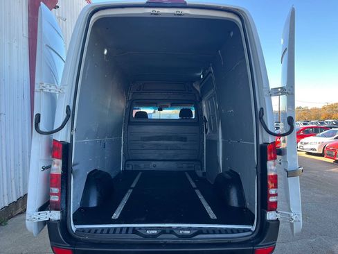 Used 2010 Freightliner Sprinter 2500 RWD image 36