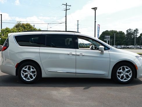 Used 2017 Chrysler Pacifica Touring-L w/ Tire & Wheel Group FWD image 4
