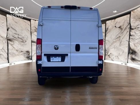 Used 2024 RAM ProMaster 2500 w/ Convenience Group FWD image 3