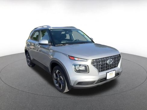 Used 2025 Hyundai Venue SEL image 3
