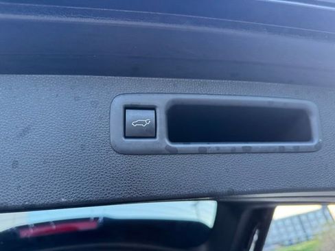 Used 2023 Toyota Highlander XLE AWD/4WD image 44