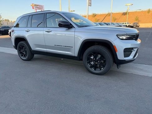 New 2025 Jeep Grand Cherokee Altitude image 8