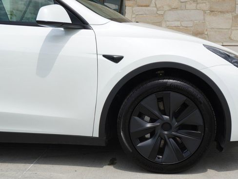 Used 2025 Tesla Model Y Long Range image 10
