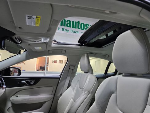 Used 2021 Volvo S60 T5 Momentum w/ Premium Package image 39