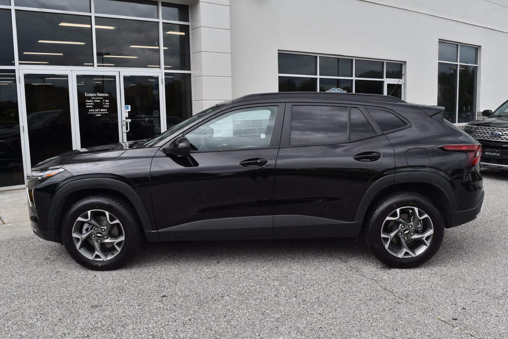 Used 2025 Chevrolet Trax LT w/ LT Convenience Package FWD image 4