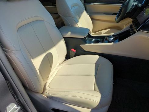 Used 2024 Jeep Grand Cherokee Limited w/ Luxury Tech Group II AWD/4WD image 33