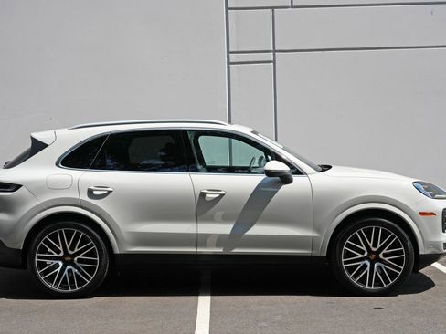 Used 2025 Porsche Cayenne w/ Premium Package Plus AWD/4WD image 55