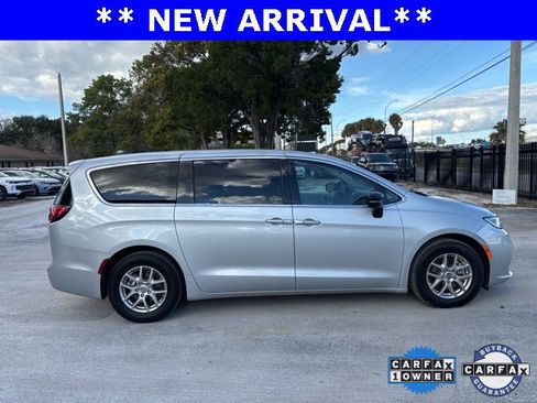 Used 2024 Chrysler Pacifica Touring-L image 18