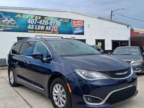 Used 2018 Chrysler Pacifica Touring-L image 1