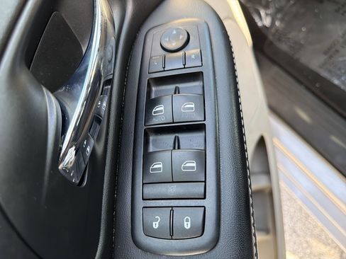 Used 2016 Dodge Grand Caravan SE FWD image 18