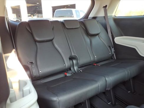 Used 2023 Kia Carnival LX image 14