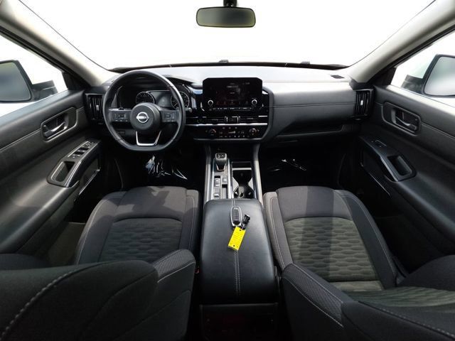 Used 2025 Nissan Pathfinder SV FWD image 5