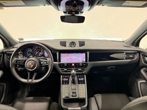 Certified 2025 Porsche Macan image 13