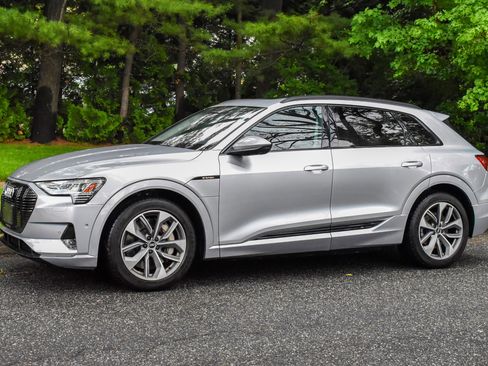 Used 2021 Audi e-tron Premium Plus w/ Premium Plus Package image 2
