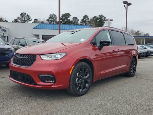 New 2026 Chrysler Pacifica Select image 3