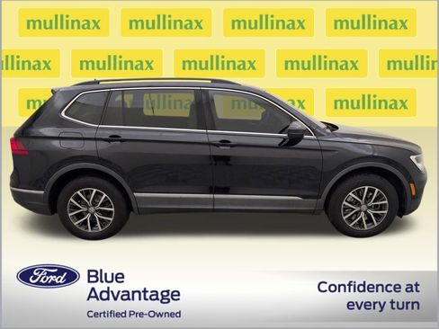 Used 2020 Volkswagen Tiguan SE w/ Panoramic Sunroof Package image 2