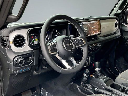 Used 2025 Jeep Wrangler Unlimited Sahara AWD/4WD image 14