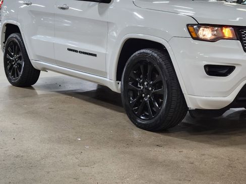 Used 2019 Jeep Grand Cherokee Altitude image 16