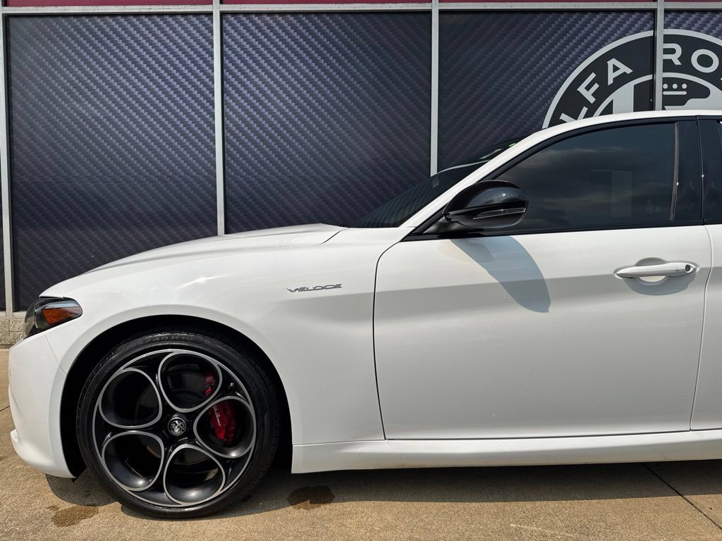 Used 2022 Alfa Romeo Giulia Veloce AWD/4WD image 16