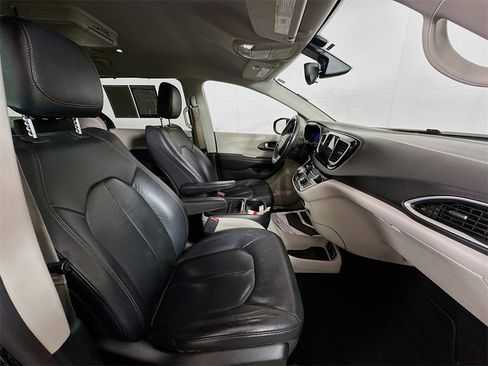 Used 2018 Chrysler Pacifica Touring-L w/ Premium Audio Group image 27