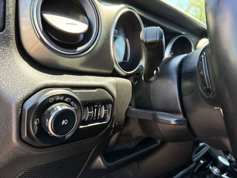 Used 2020 Jeep Wrangler Unlimited Sahara AWD/4WD image 31