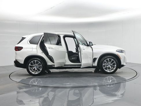 Used 2025 BMW X5 xDrive50e image 4