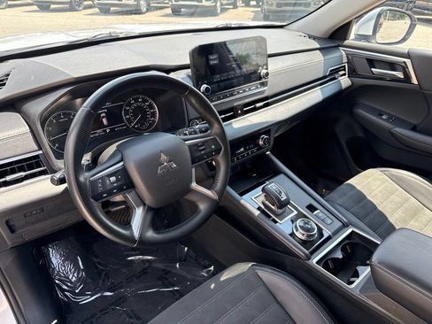 Used 2024 Mitsubishi Outlander SE FWD image 2