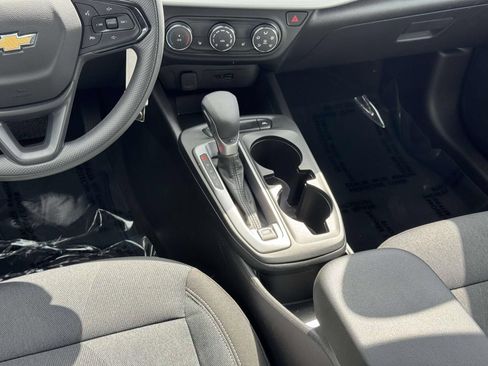 Used 2025 Chevrolet Trax LS w/ LS Convenience Package FWD image 4