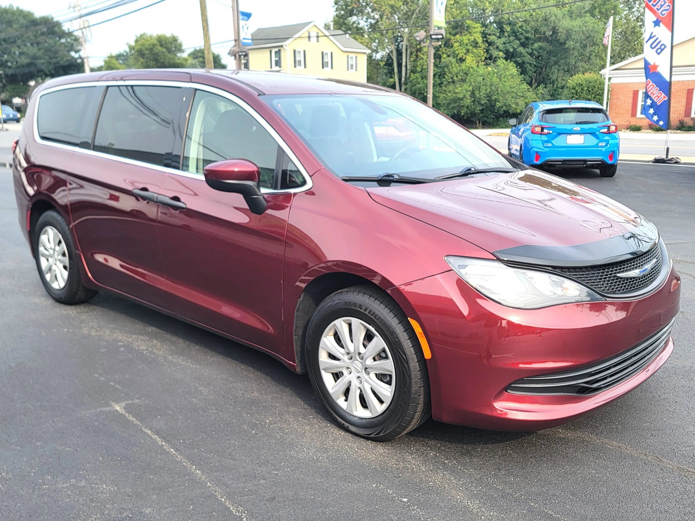 Used 2020 Chrysler Voyager L FWD image 3